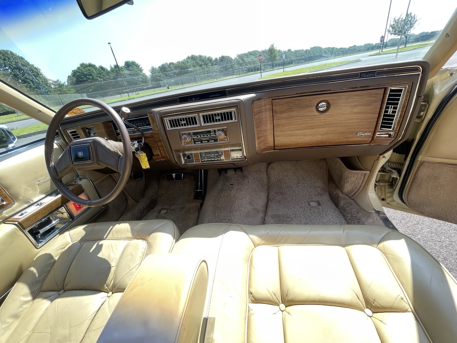 Cadillac-Fleetwood-1985-6