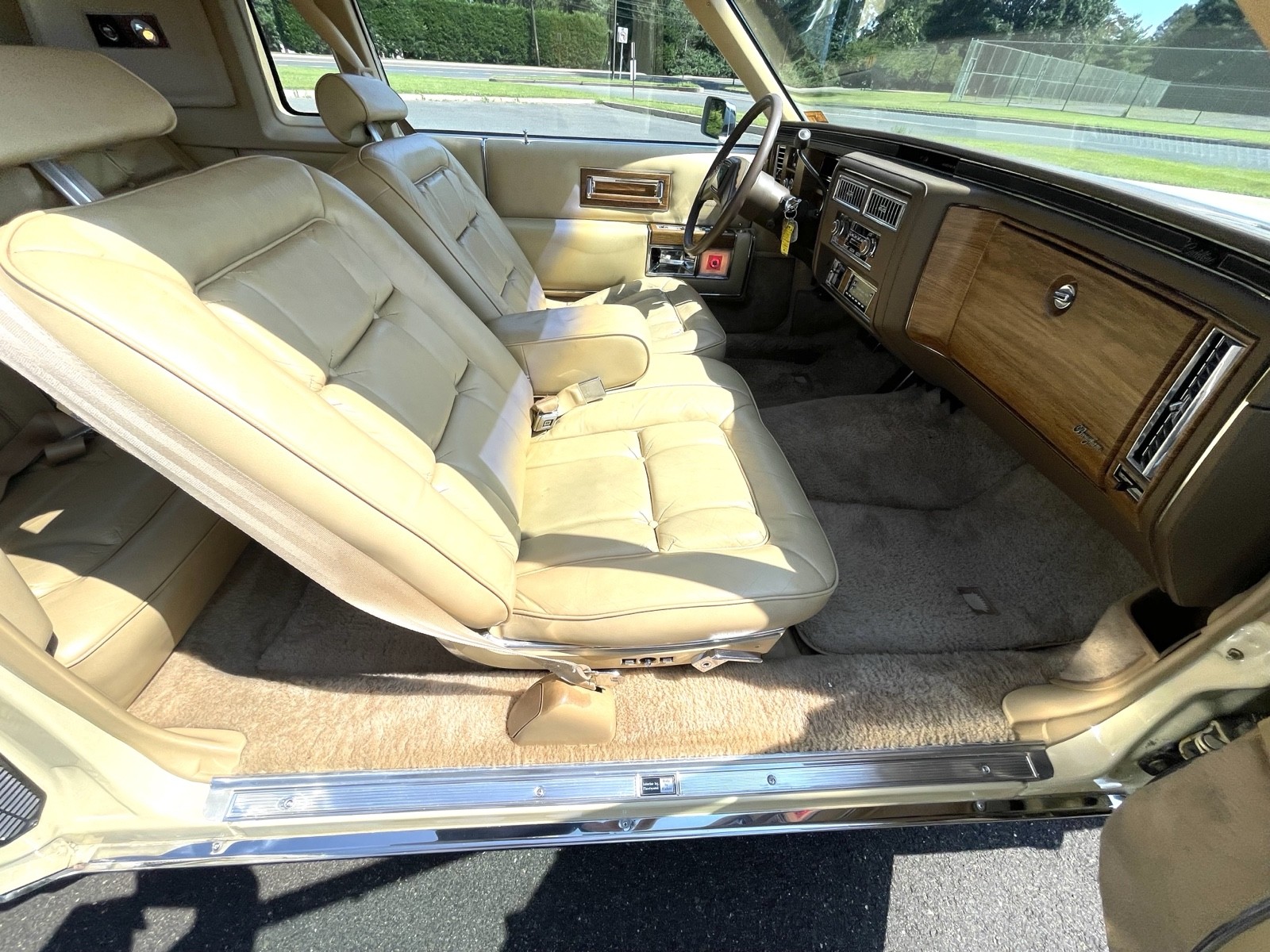 Cadillac-Fleetwood-1985-7