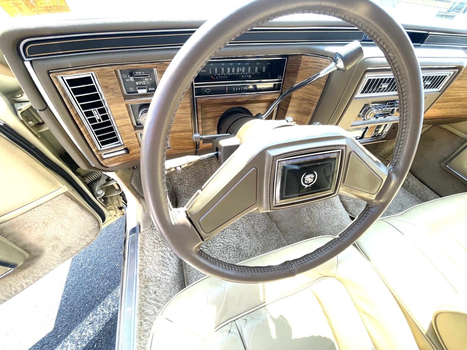 Cadillac-Fleetwood-1985-9
