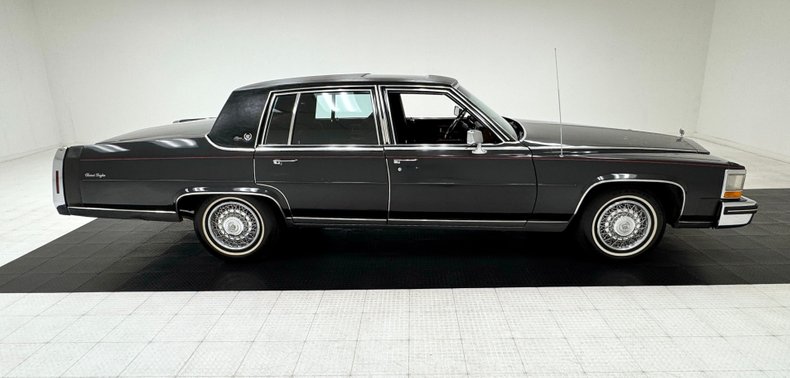 Cadillac-Fleetwood-1985-Dark-Gray-Firemist-M-Dark-Red-11