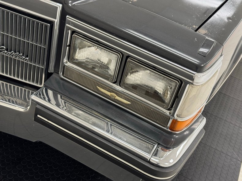 Cadillac-Fleetwood-1985-Dark-Gray-Firemist-M-Dark-Red-16