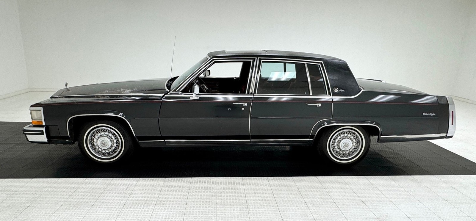 Cadillac-Fleetwood-1985-Sedan-1