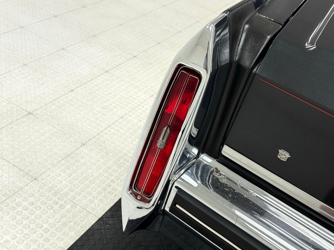 Cadillac-Fleetwood-1985-Sedan-19