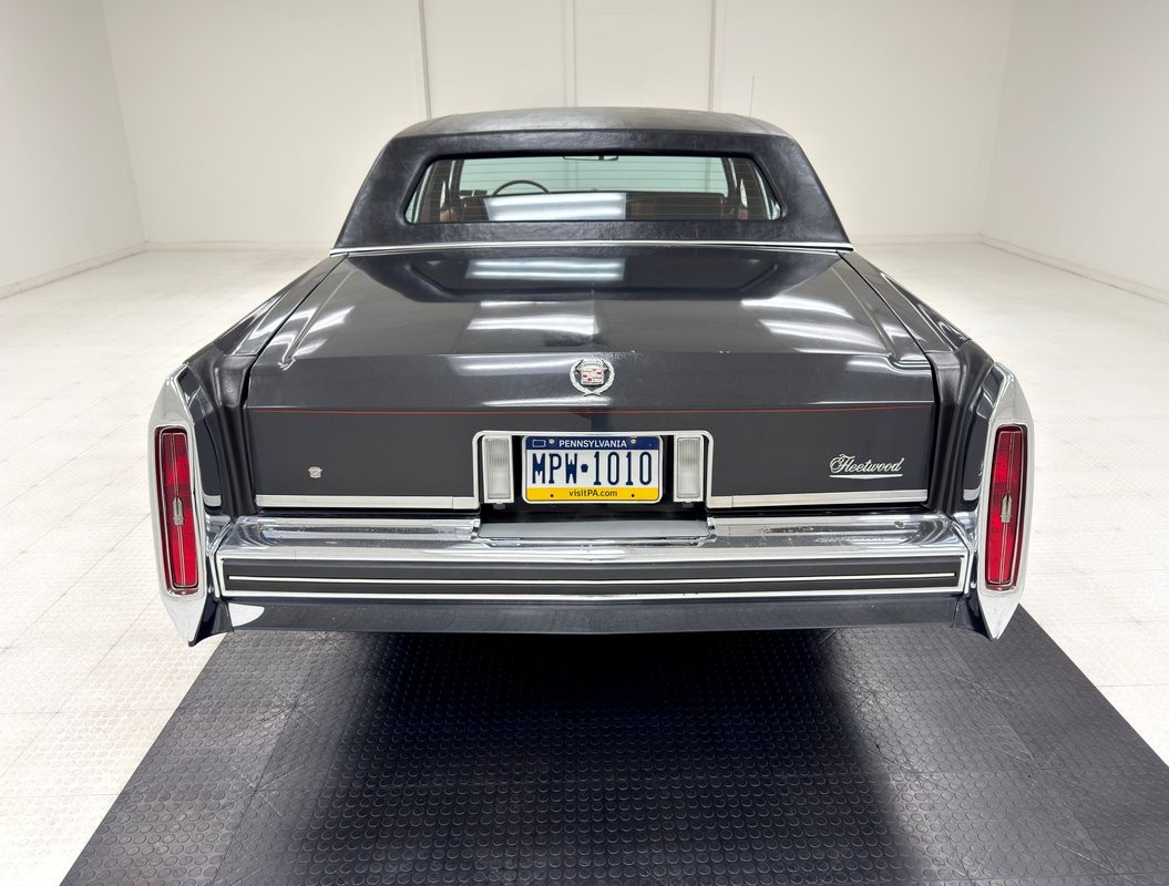 Cadillac-Fleetwood-1985-Sedan-3