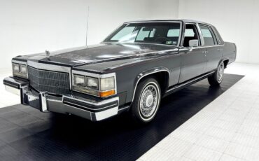 Cadillac-Fleetwood-1985-Sedan