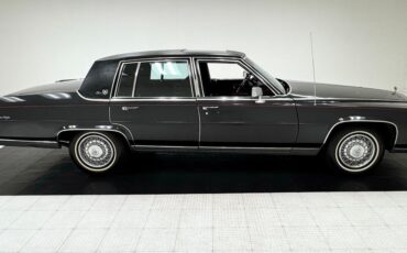 Cadillac-Fleetwood-1985-Sedan-5