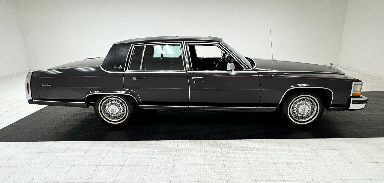 Cadillac-Fleetwood-1985-Sedan-5