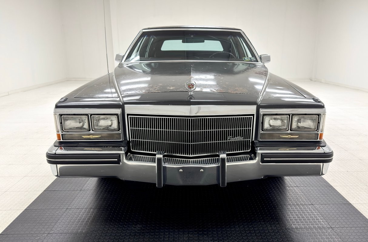 Cadillac-Fleetwood-1985-Sedan-7