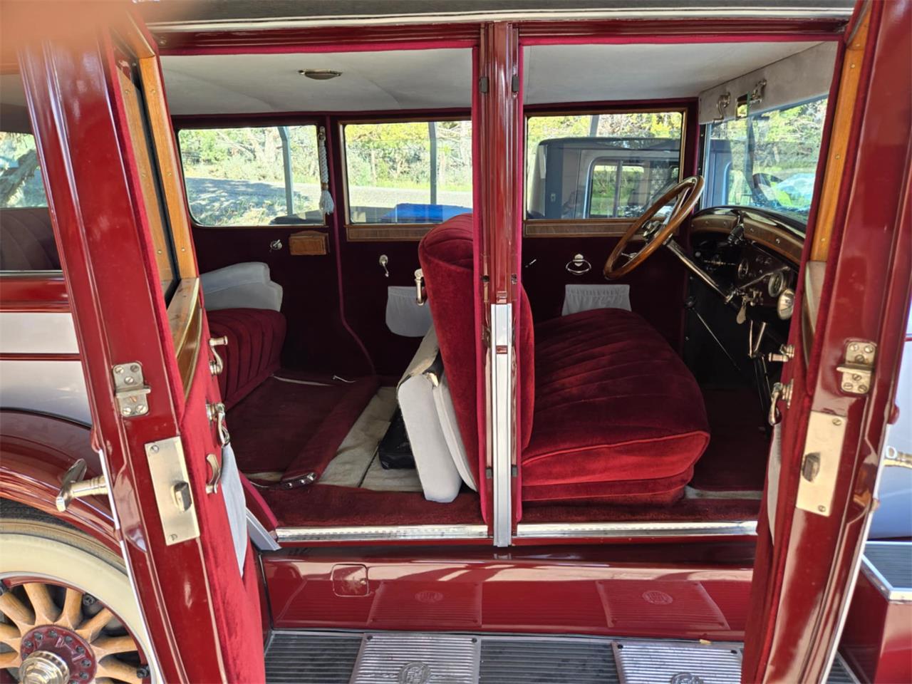 Cadillac-Sedan-1926-Silver-grey-and-burg-Red-with-wood-trim-1