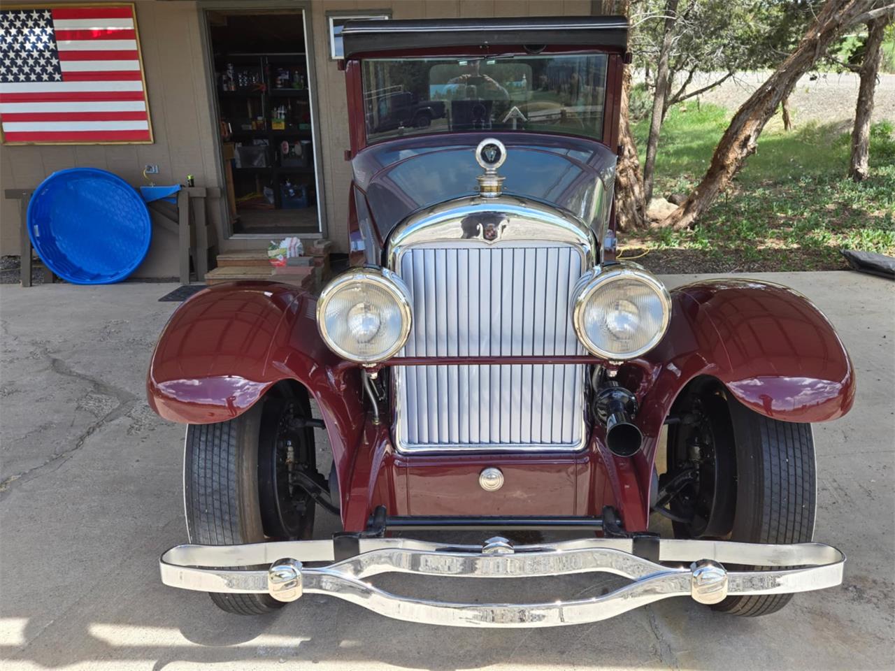 Cadillac-Sedan-1926-Silver-grey-and-burg-Red-with-wood-trim-10
