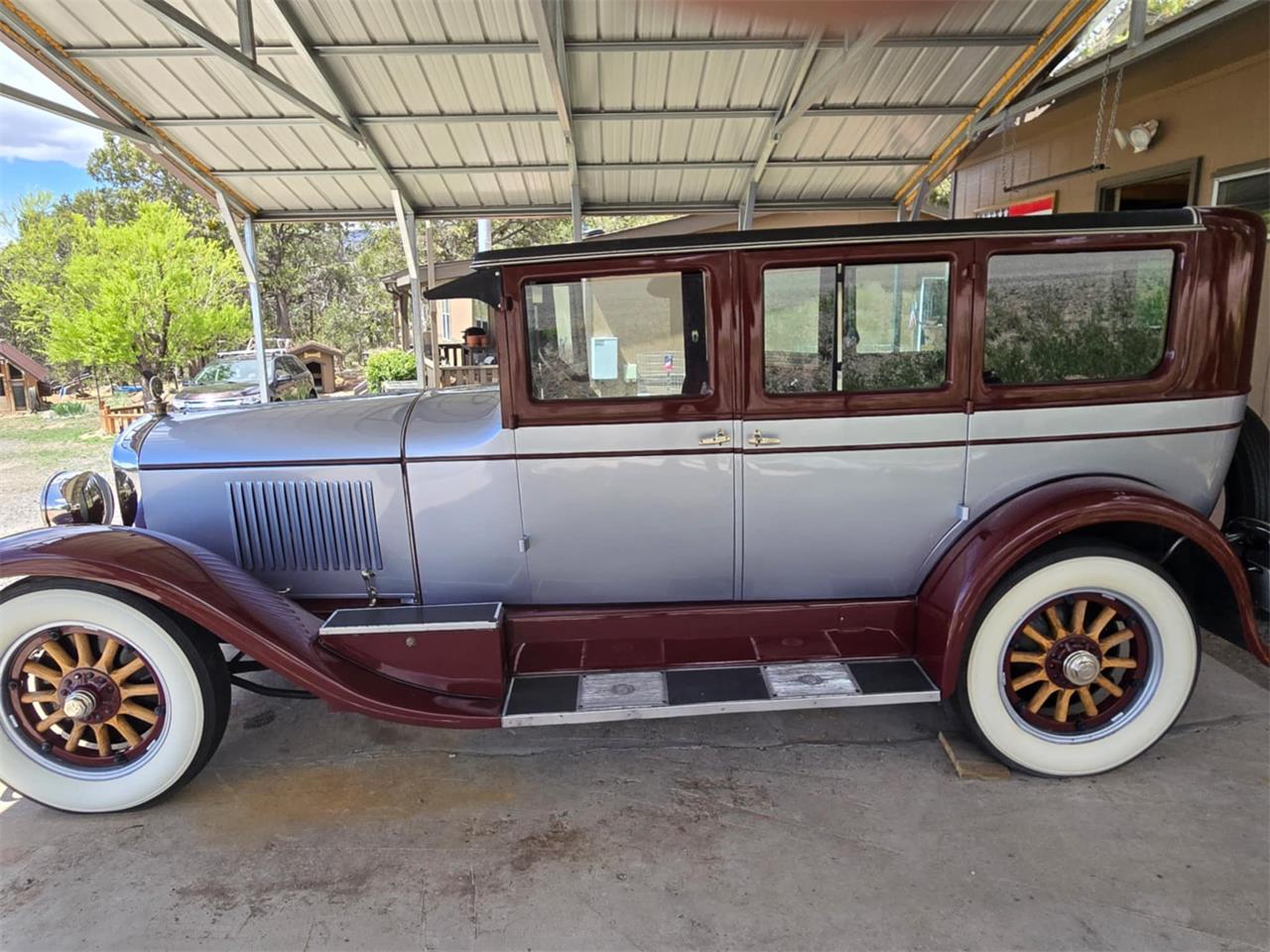 Cadillac-Sedan-1926-Silver-grey-and-burg-Red-with-wood-trim-11