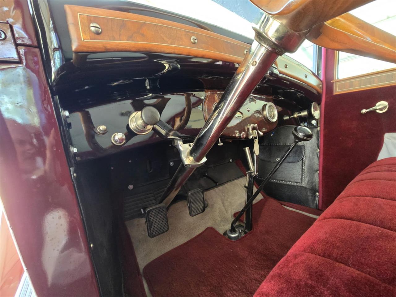 Cadillac-Sedan-1926-Silver-grey-and-burg-Red-with-wood-trim-12
