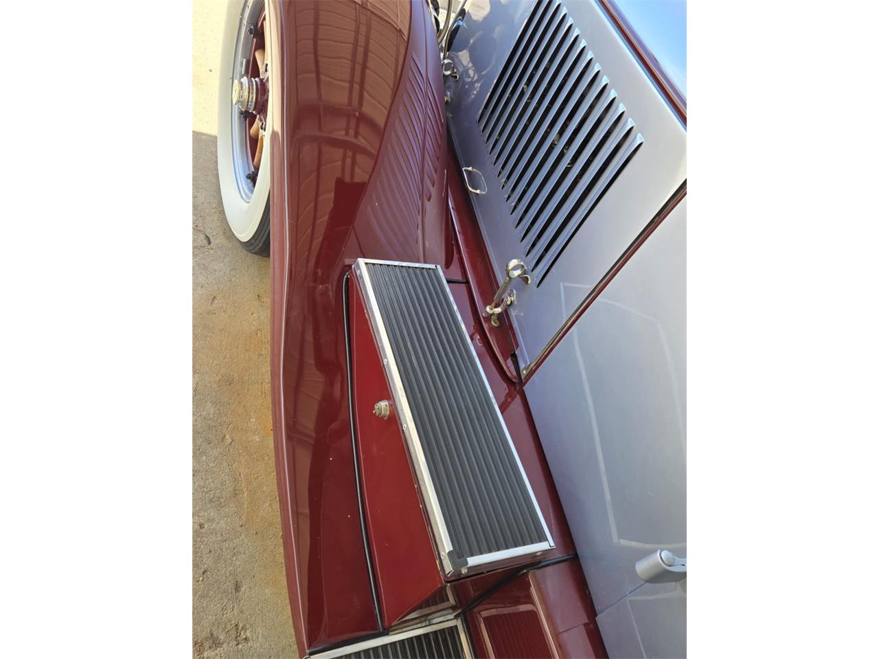 Cadillac-Sedan-1926-Silver-grey-and-burg-Red-with-wood-trim-2