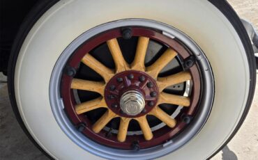 Cadillac-Sedan-1926-Silver-grey-and-burg-Red-with-wood-trim-3