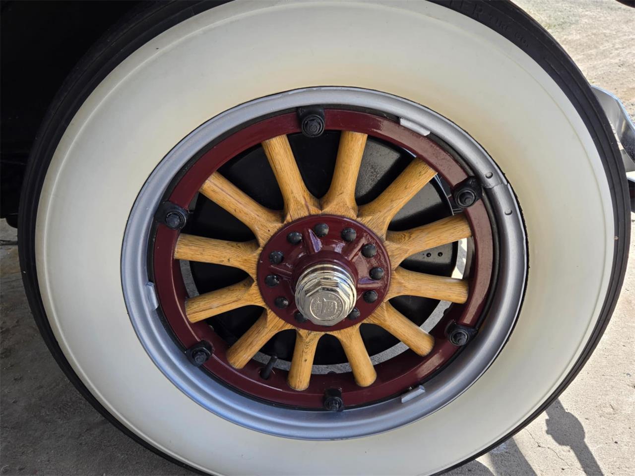 Cadillac-Sedan-1926-Silver-grey-and-burg-Red-with-wood-trim-3