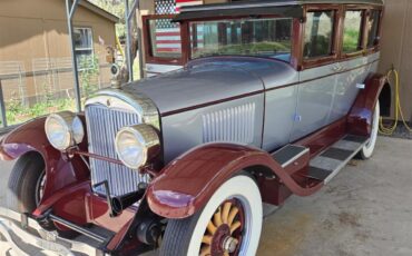 Cadillac-Sedan-1926-Silver-grey-and-burg-Red-with-wood-trim-5