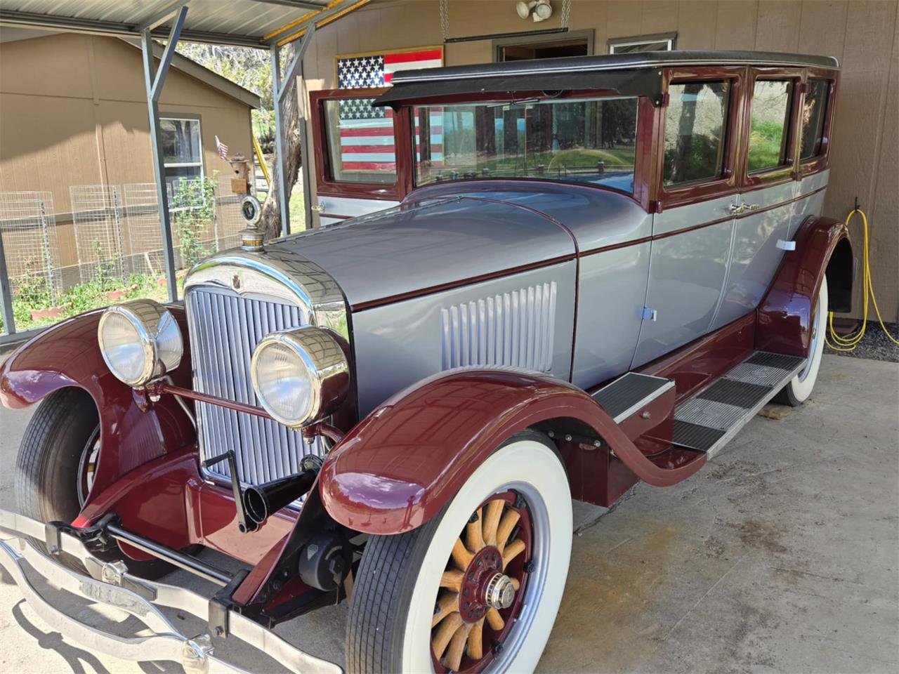 Cadillac-Sedan-1926-Silver-grey-and-burg-Red-with-wood-trim-5
