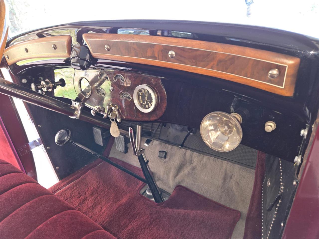Cadillac-Sedan-1926-Silver-grey-and-burg-Red-with-wood-trim-6