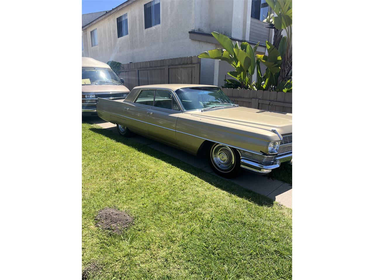 Cadillac-Sedan-deville-1964-Gold-Cream