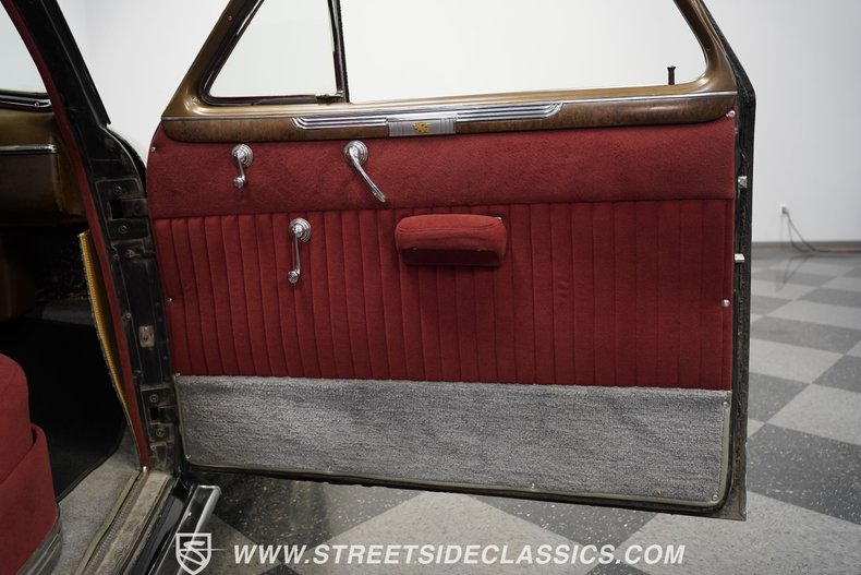 Cadillac-Series-62-1941-Black-Burgundy-44