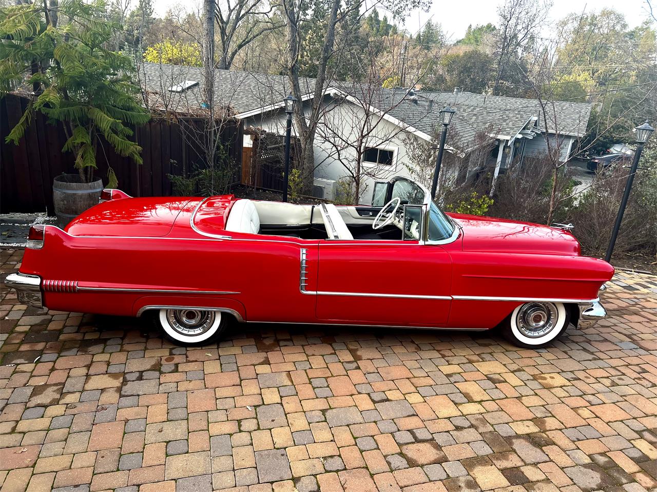 Cadillac-Series-62-1956-red-whitegray-18