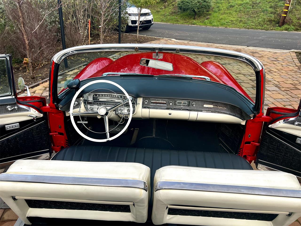 Cadillac-Series-62-1956-red-whitegray-31
