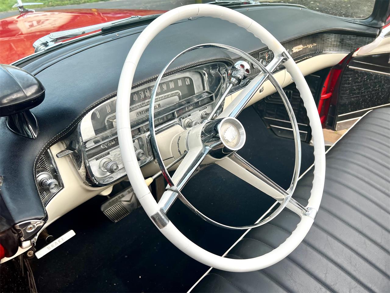 Cadillac-Series-62-1956-red-whitegray-32