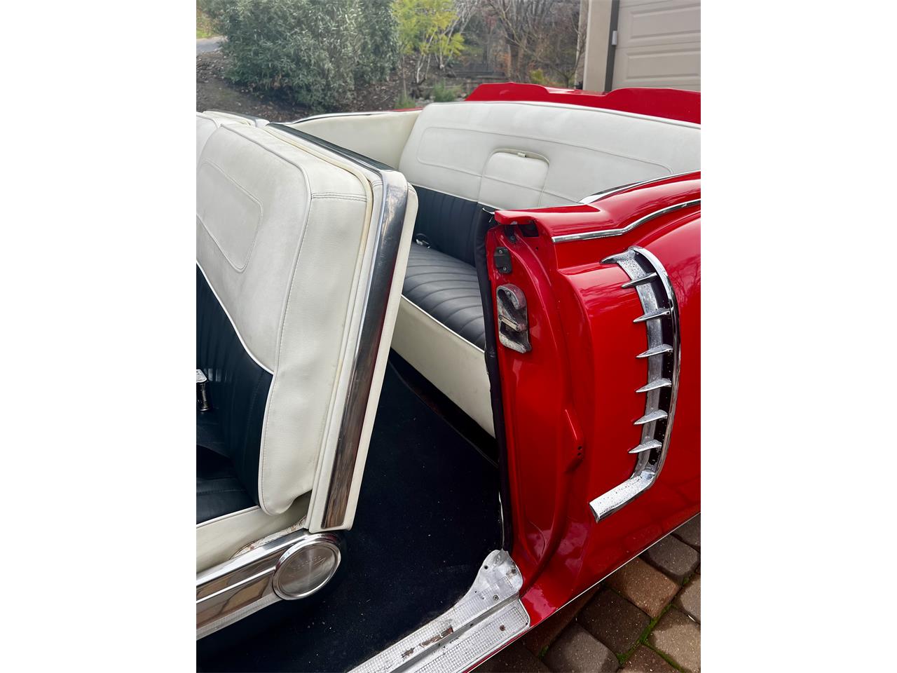 Cadillac-Series-62-1956-red-whitegray-50