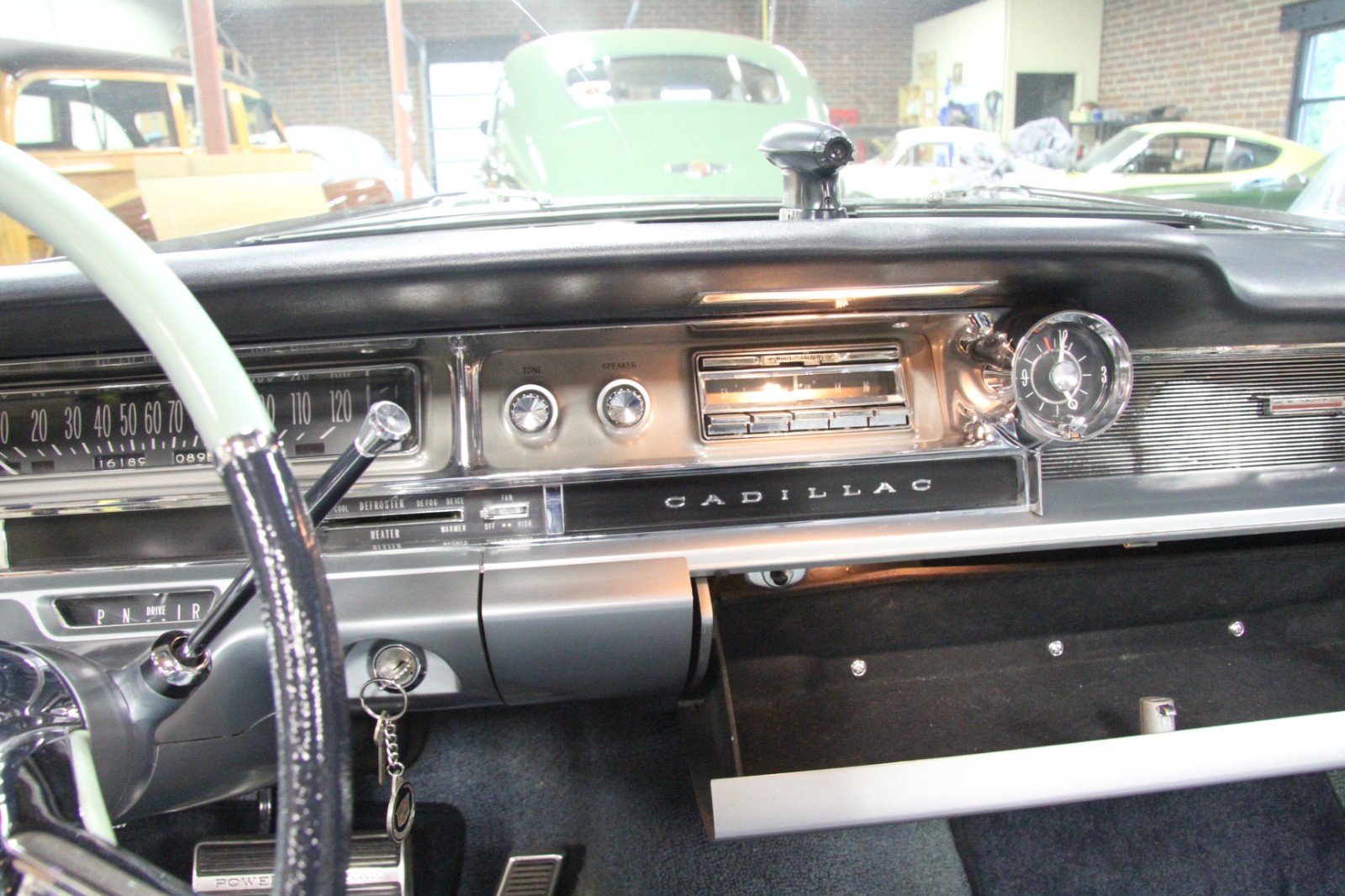 Cadillac-Series-62-1961-Convertible-22