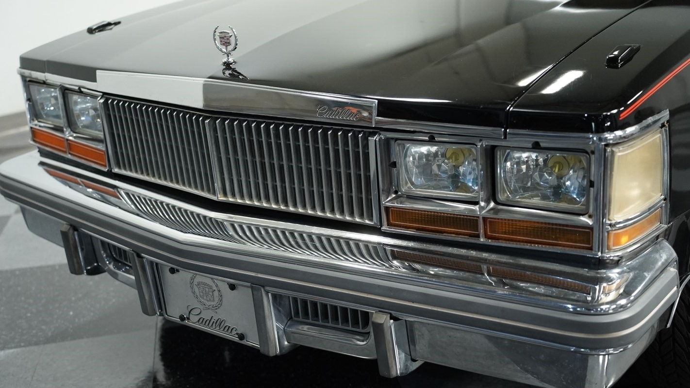 Cadillac-Seville-1977-Sedan-17