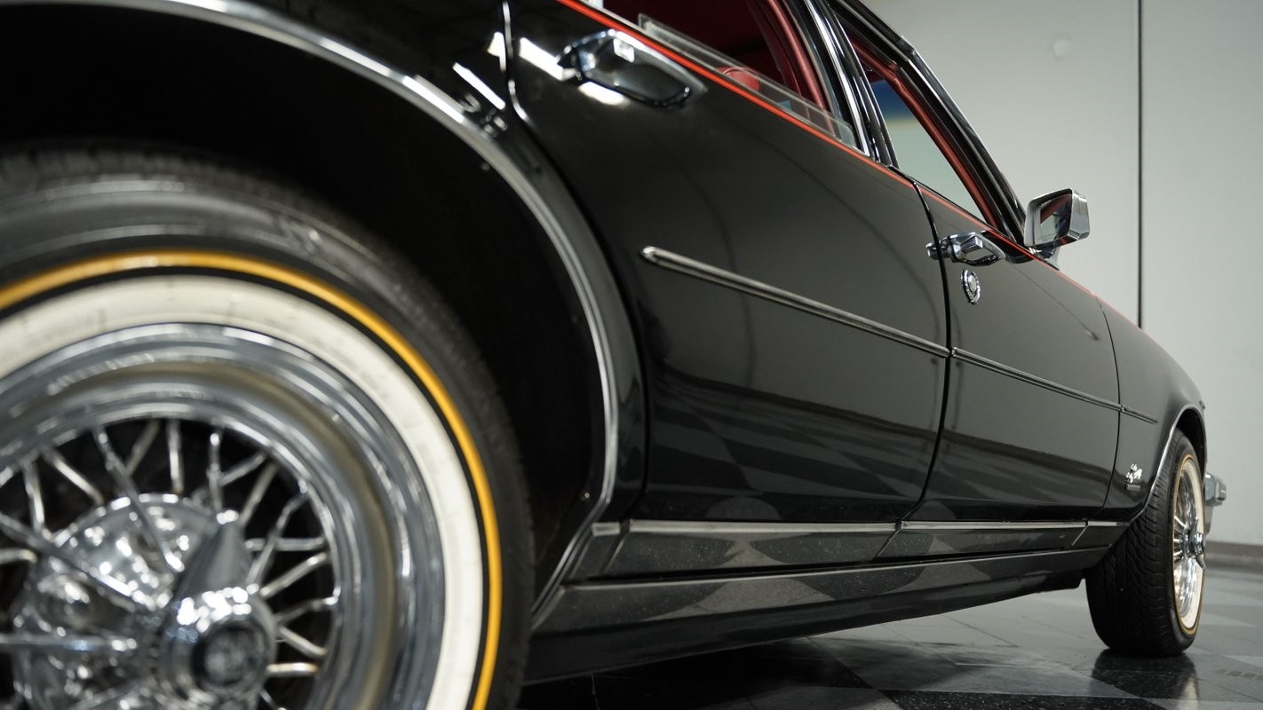 Cadillac-Seville-1977-Sedan-26