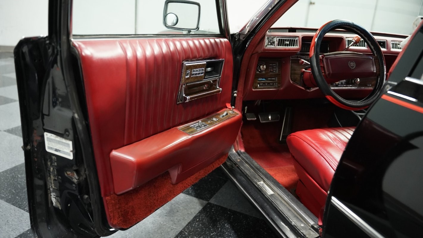 Cadillac-Seville-1977-Sedan-32