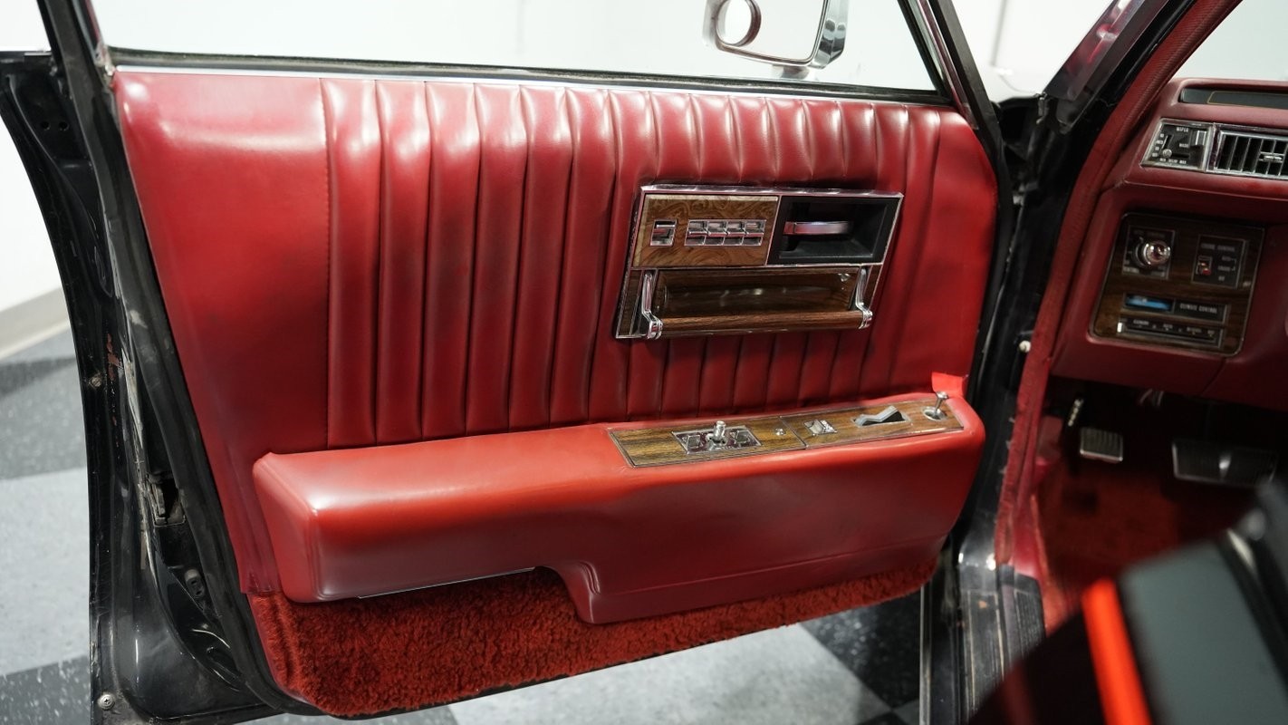 Cadillac-Seville-1977-Sedan-33