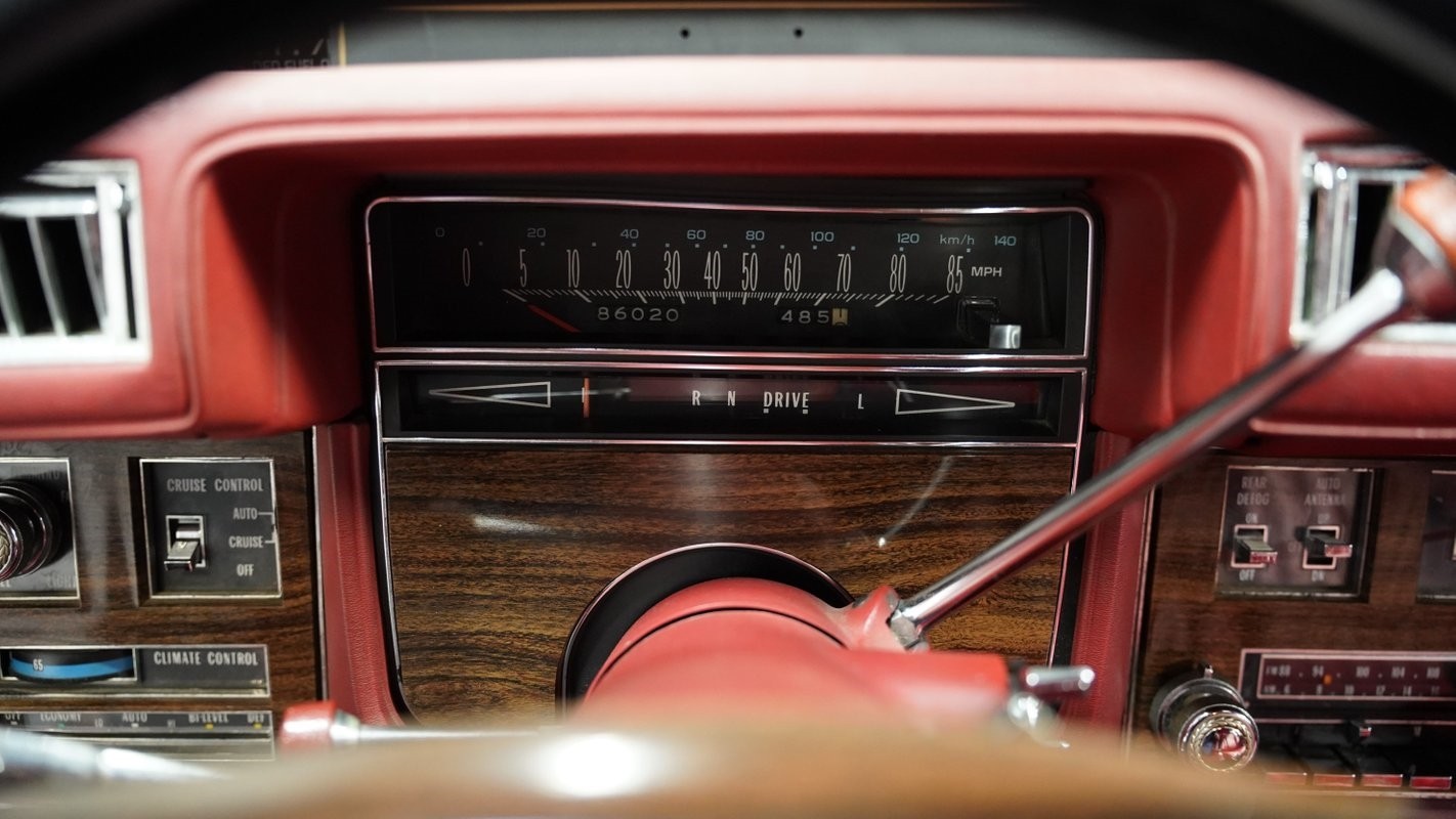 Cadillac-Seville-1977-Sedan-35