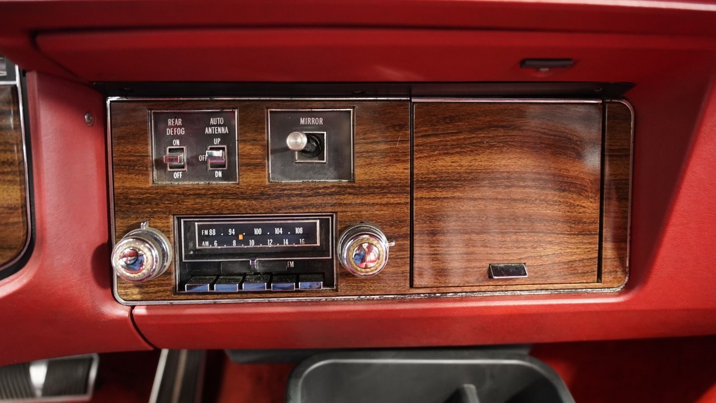 Cadillac-Seville-1977-Sedan-37