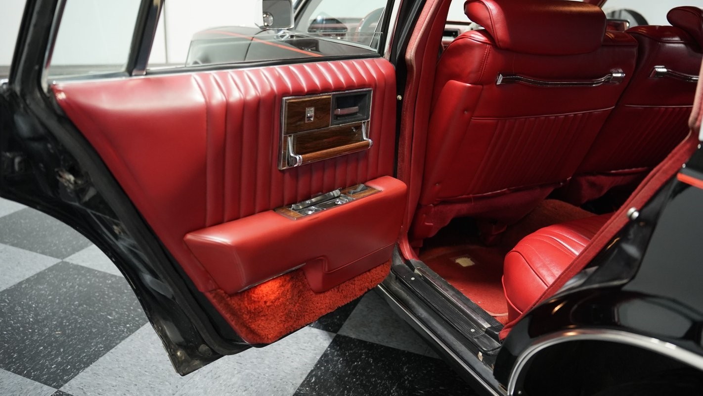 Cadillac-Seville-1977-Sedan-39
