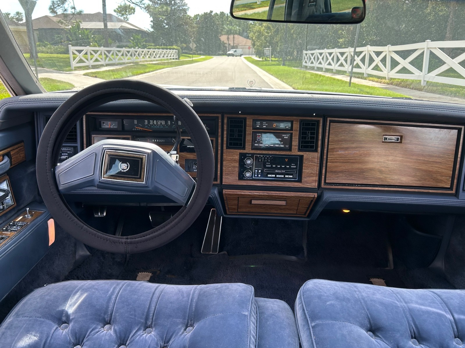 Cadillac-Seville-1984-Sedan-13