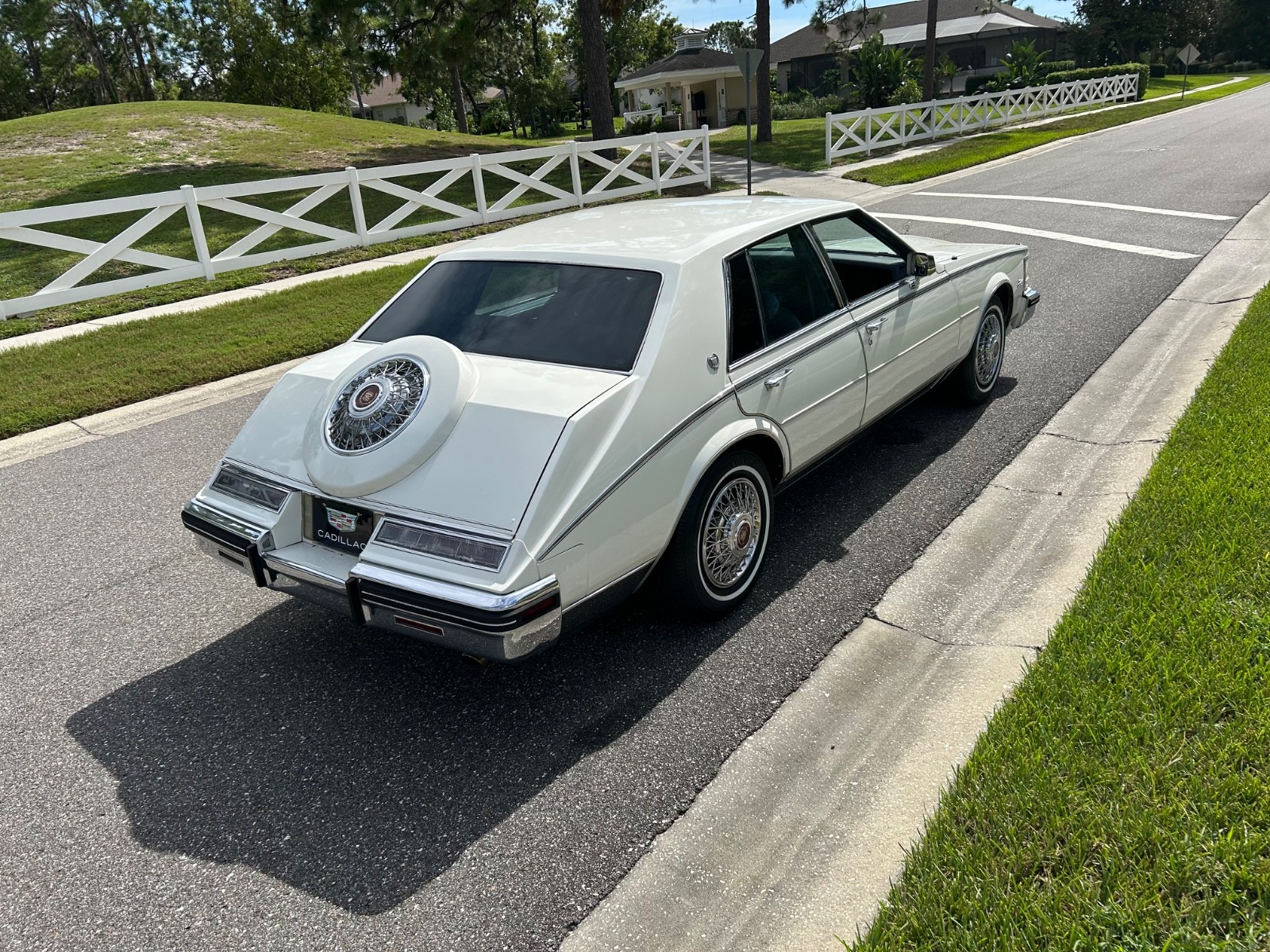 Cadillac-Seville-1984-Sedan-15