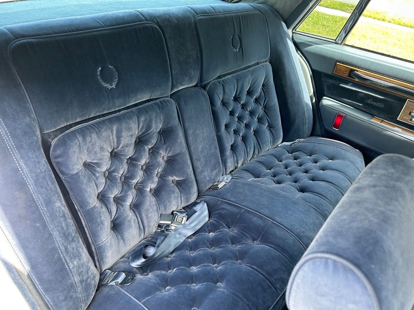Cadillac-Seville-1984-Sedan-26