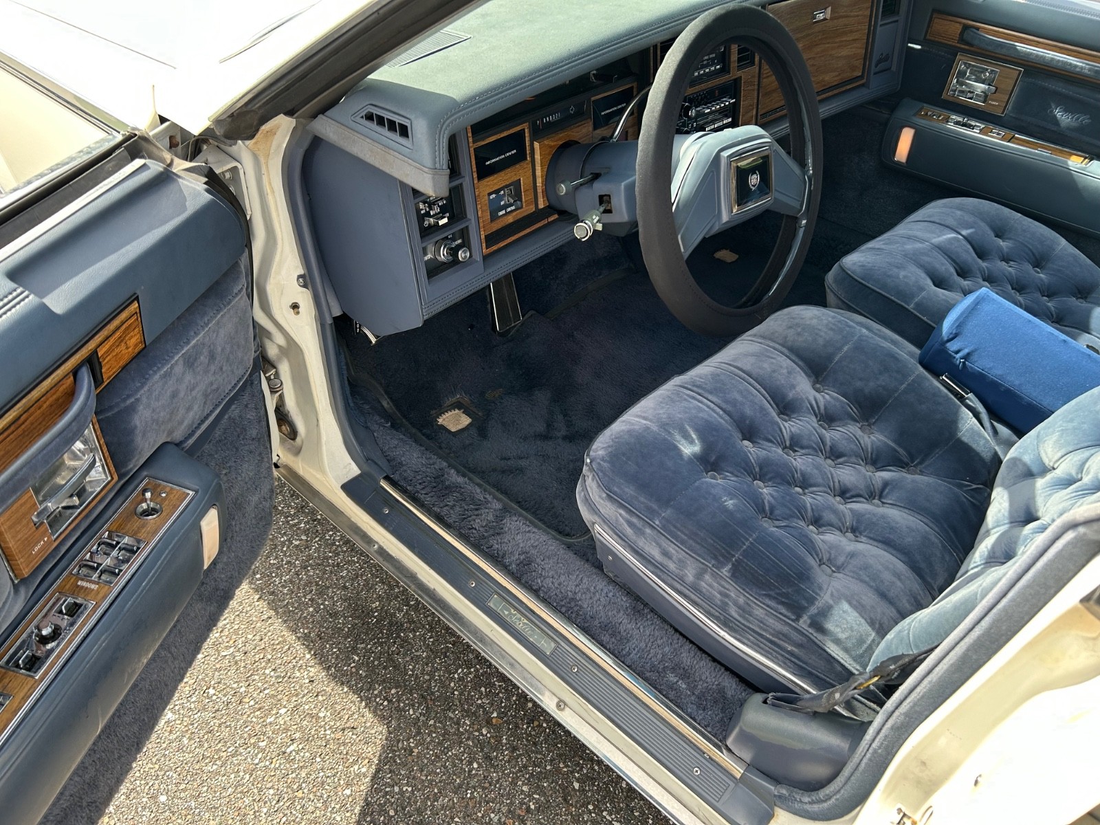 Cadillac-Seville-1984-Sedan-33