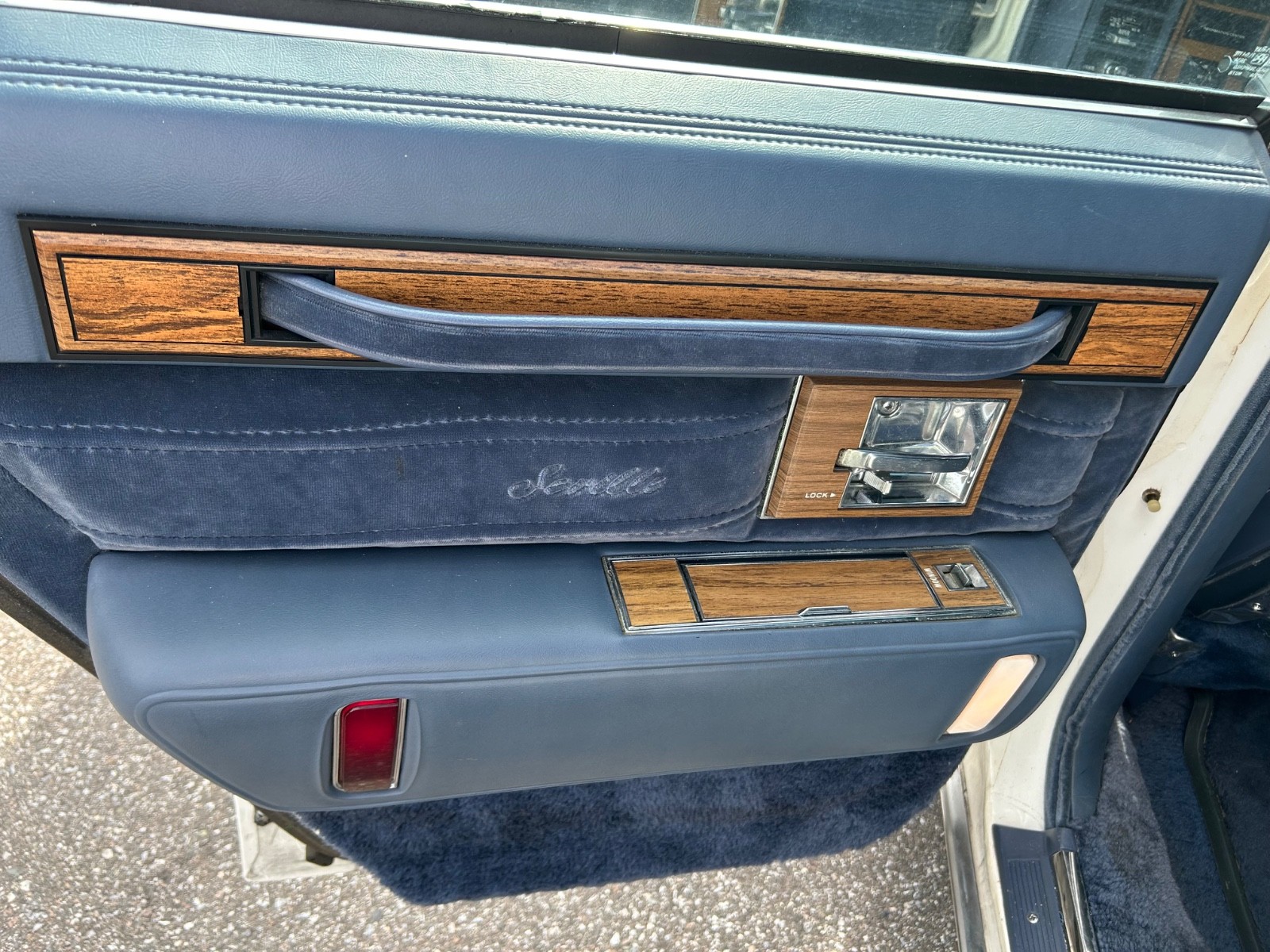 Cadillac-Seville-1984-Sedan-36
