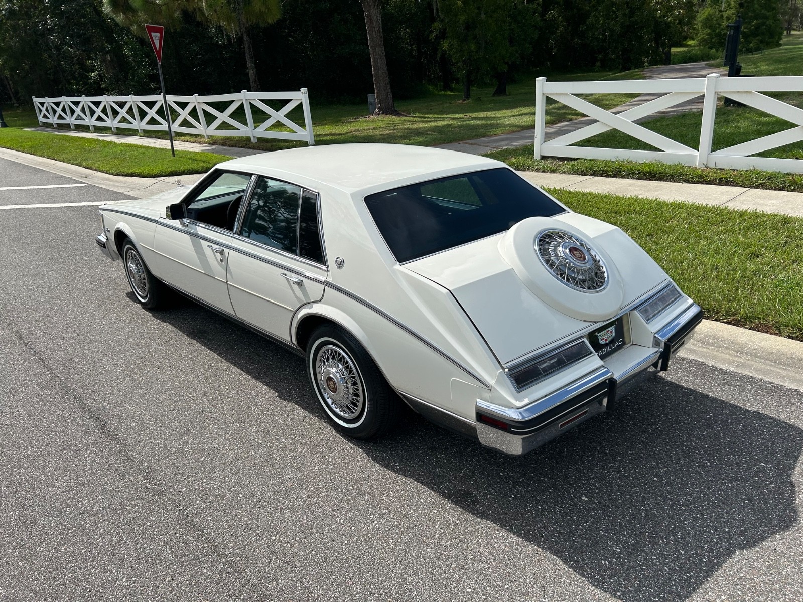 Cadillac-Seville-1984-Sedan-38