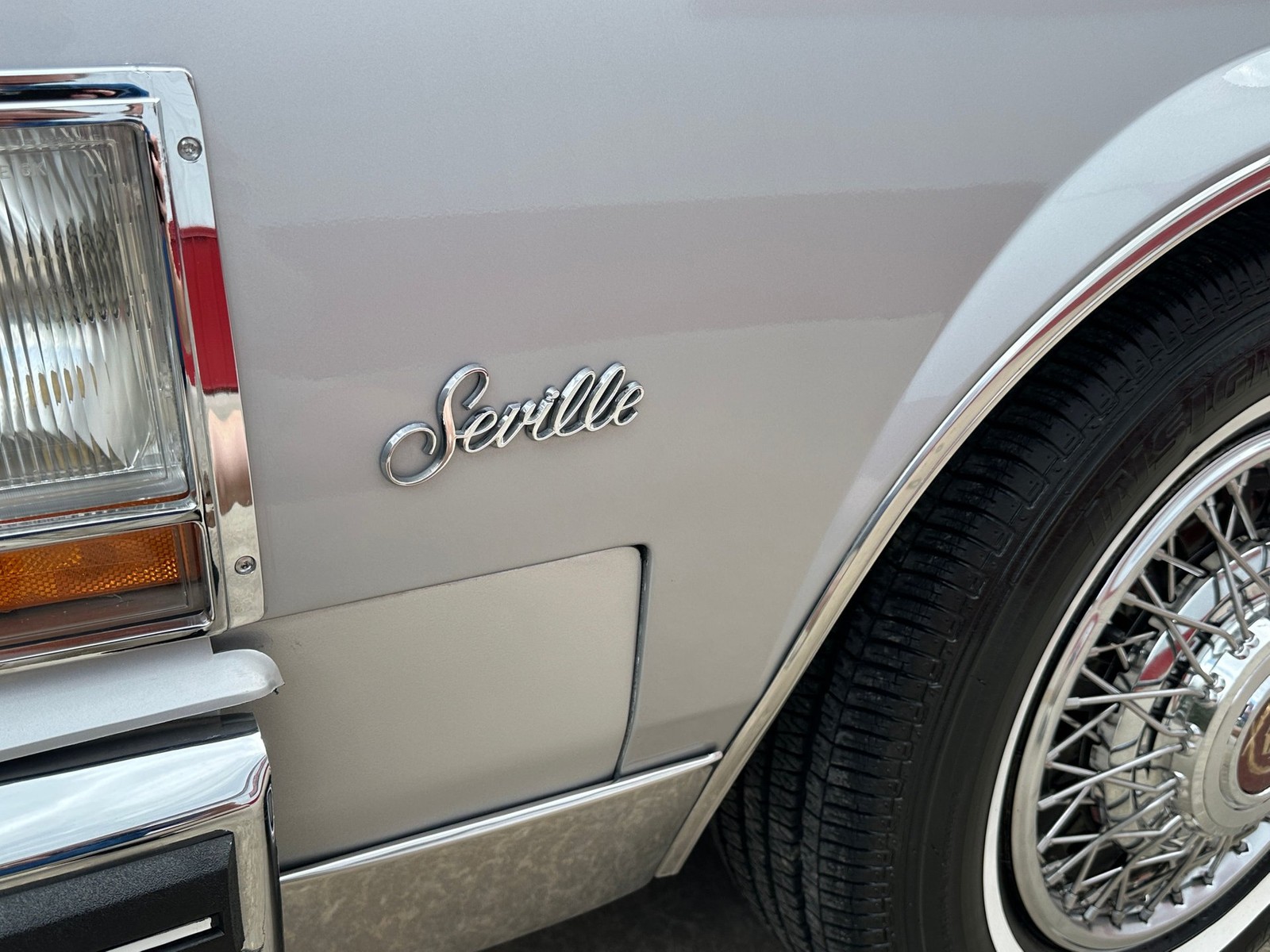 Cadillac-Seville-1985-Sedan-32