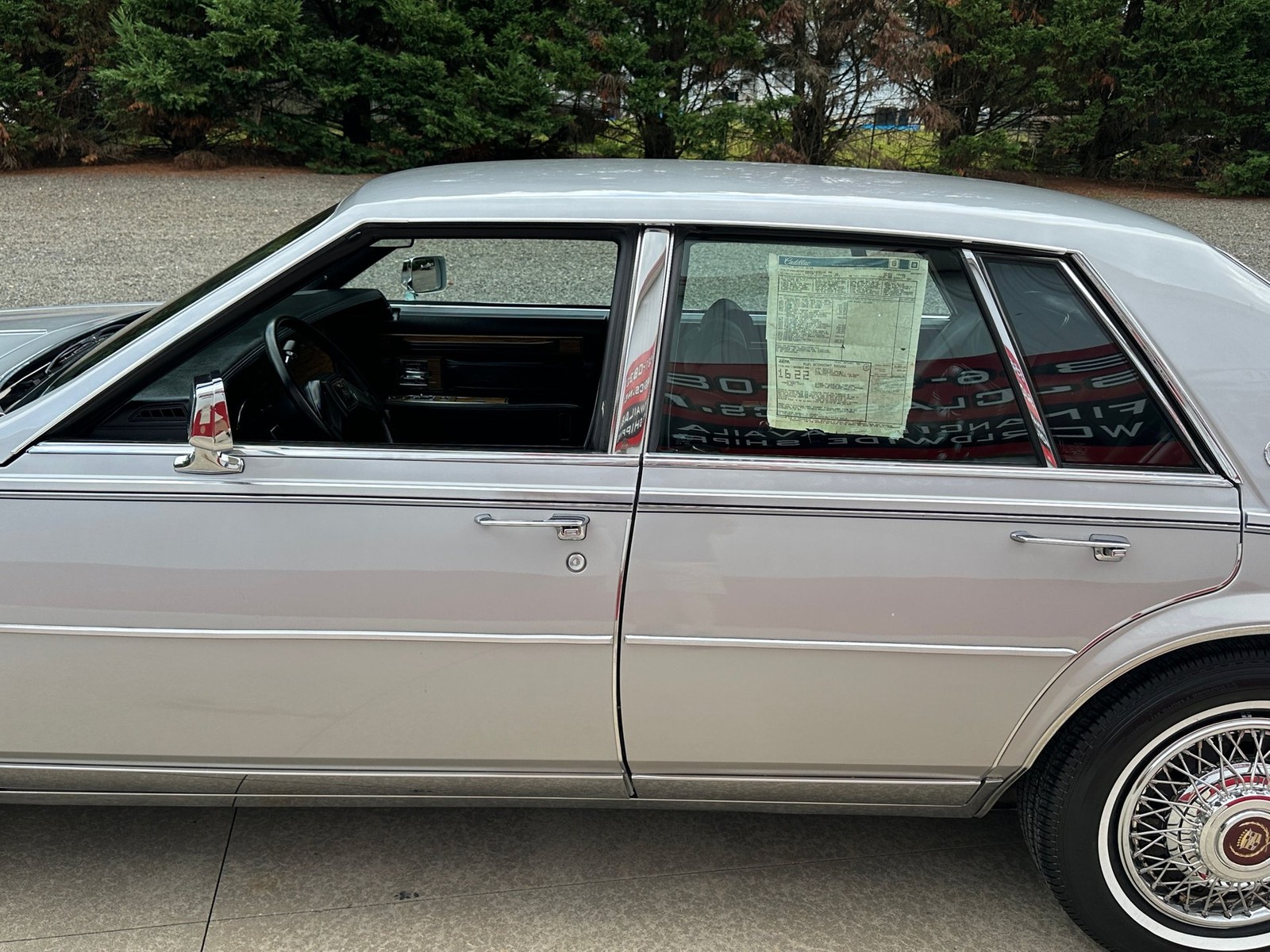 Cadillac-Seville-1985-Sedan-37