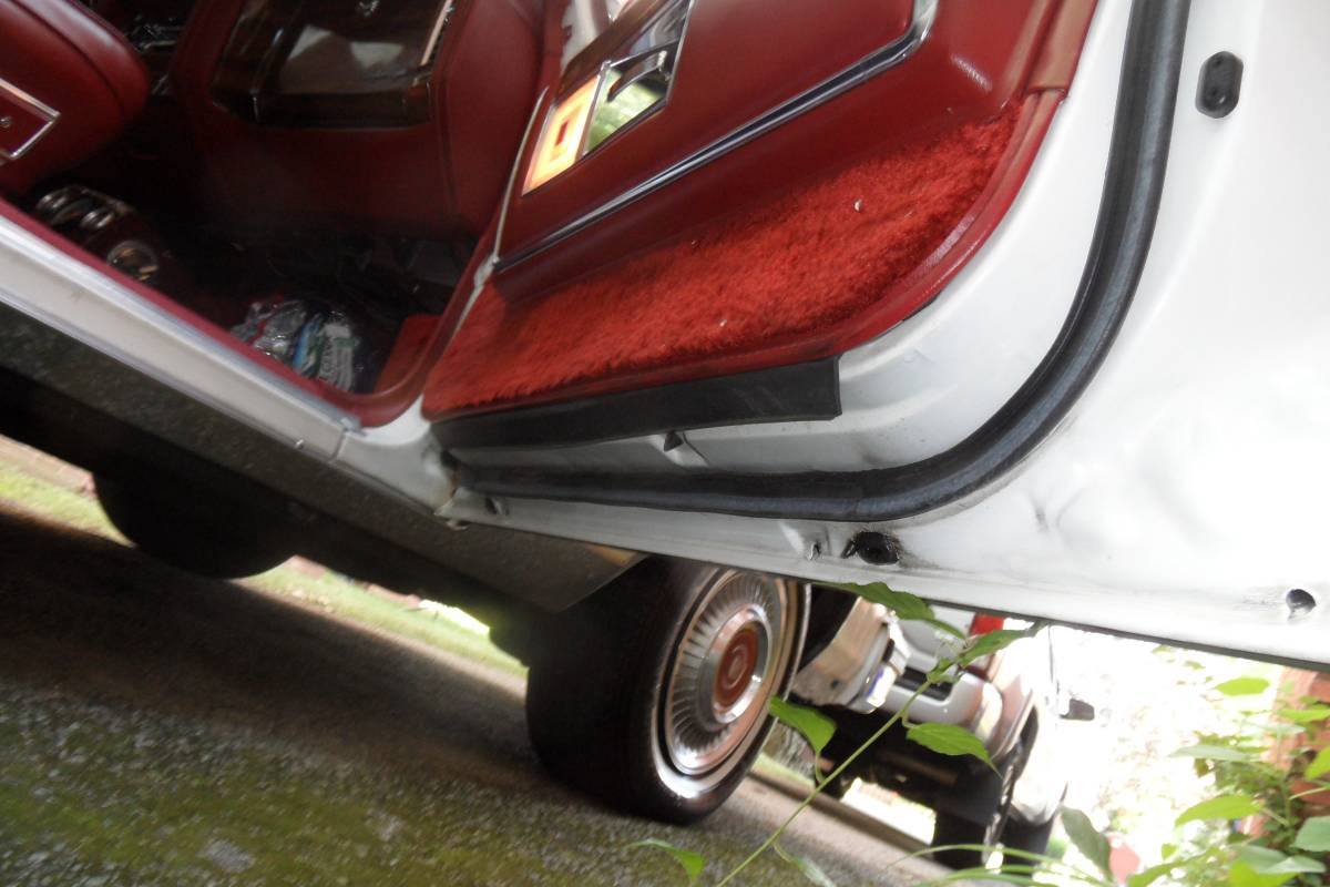 Cadillac-brougham-1989-white-10