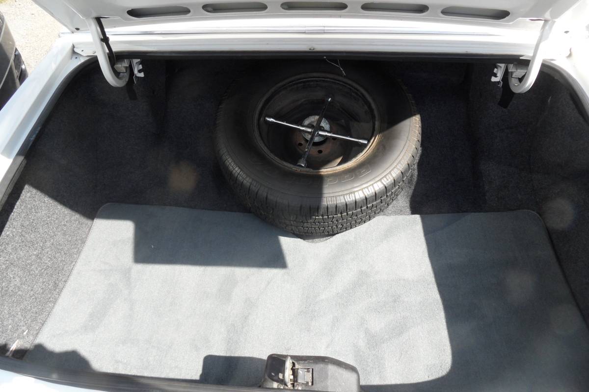 Cadillac-brougham-1989-white-5