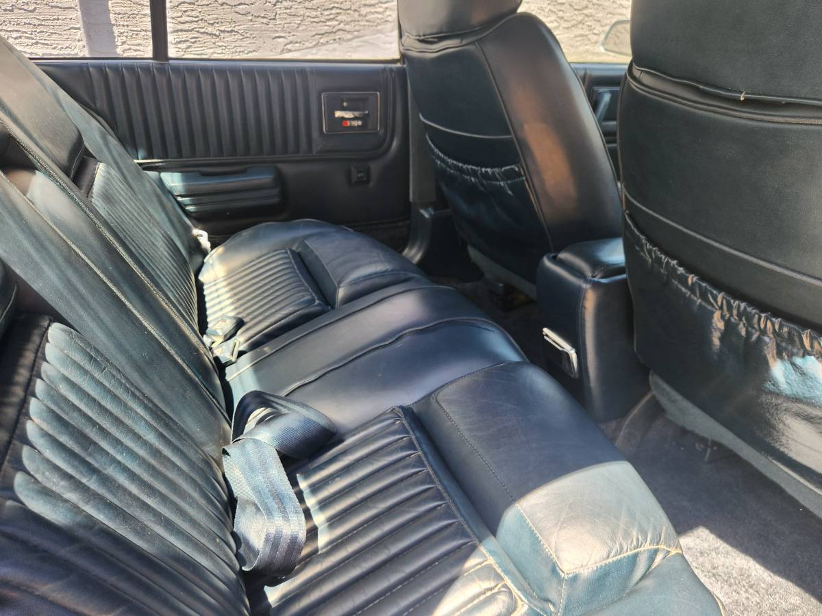 Cadillac-cimarron-1983-blue-12