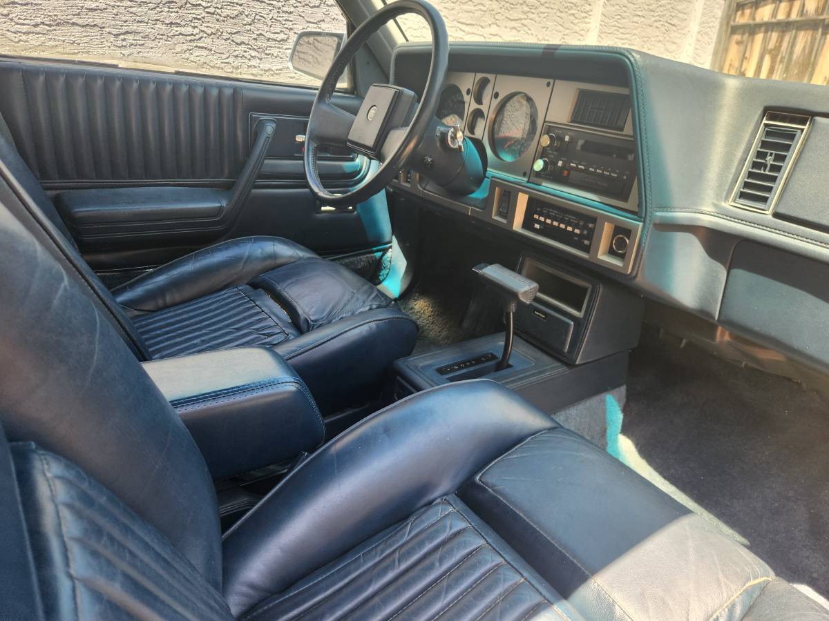 Cadillac-cimarron-1983-blue-14