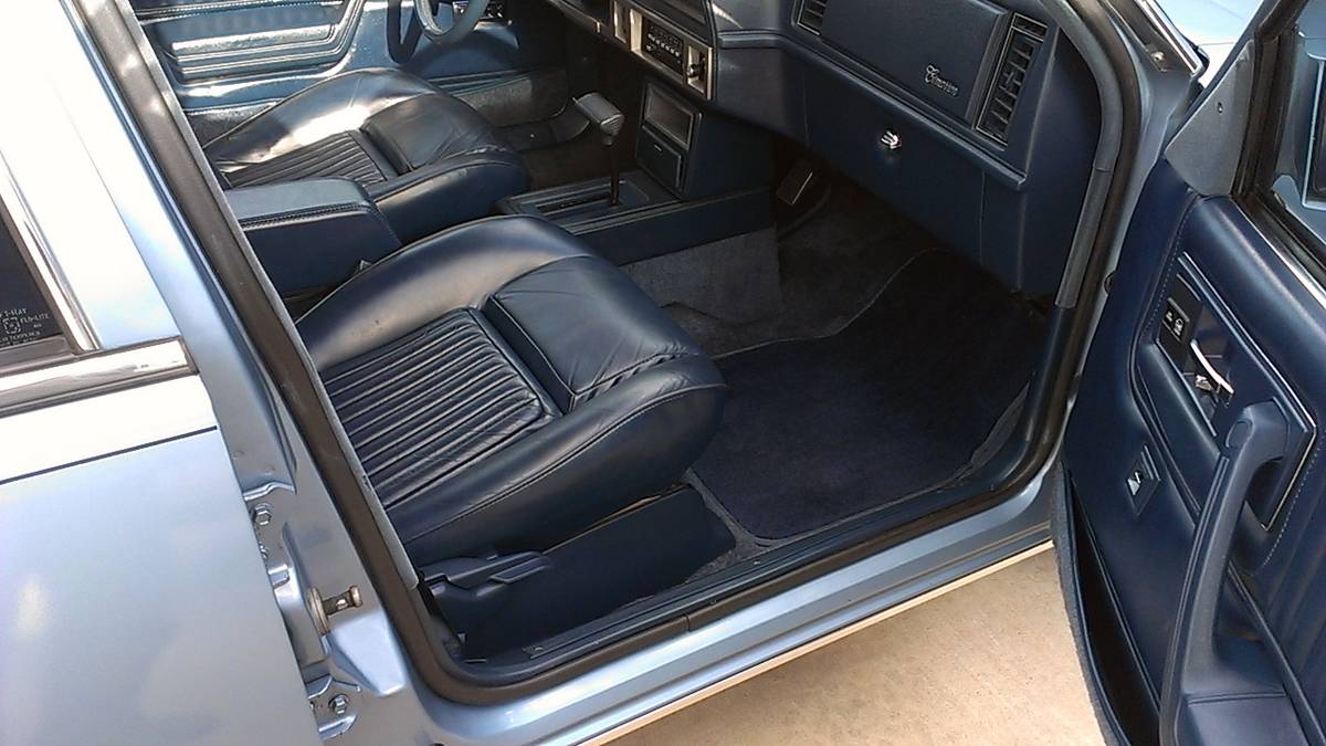 Cadillac-cimarron-1983-blue-19