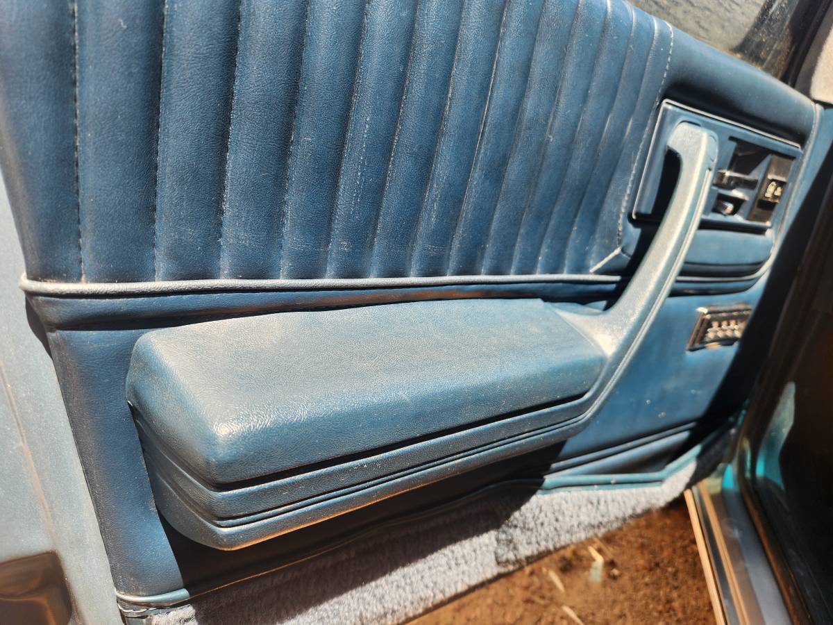 Cadillac-cimarron-1983-blue-9